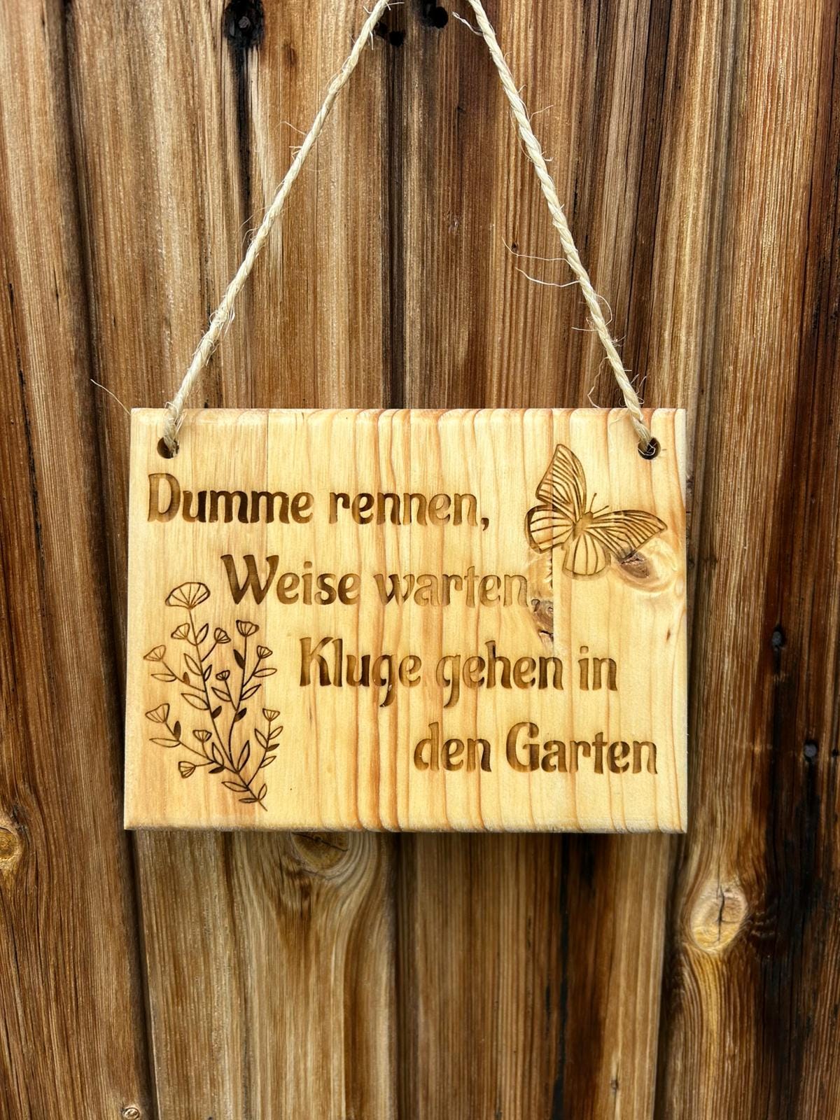 Handgefertigtes Holzschild mit Spruch & Lasergravur – Geöltes Leimholz – Individuelle Gartendeko- und Geschenkidee