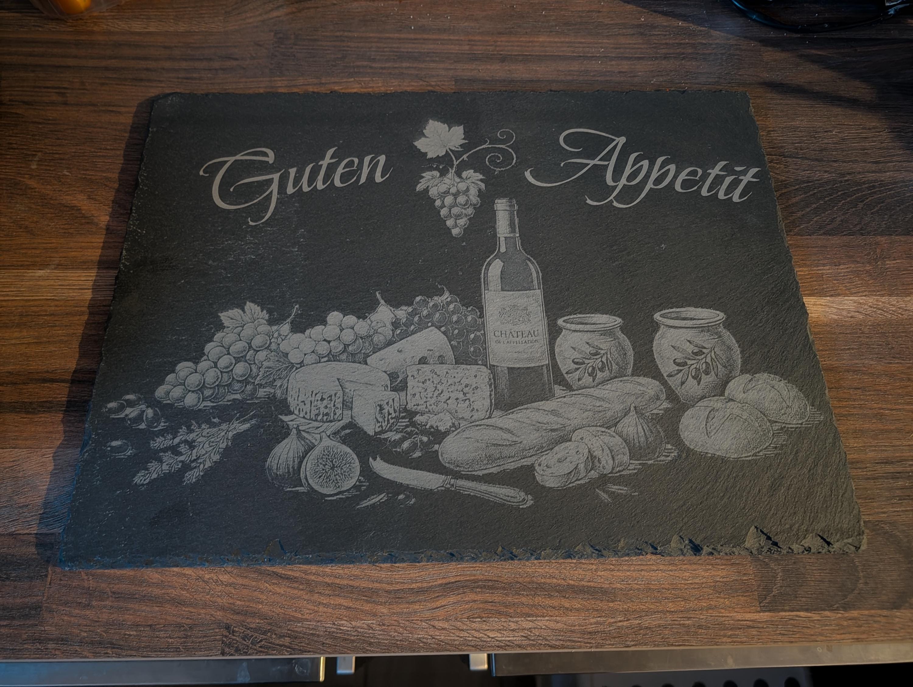 Schieferplatte Servierplatte "Guten Appetit" graviert – Rustikale Käseplatte & Wein-Unterlage aus Naturschiefer, perfekt als Geschenk