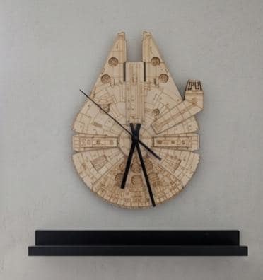 Millennium Falke Wanduhr aus Holz – Das ultimative Galaxie-Gadget