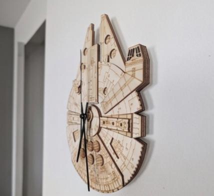 Millennium Falke Wanduhr aus Holz – Das ultimative Galaxie-Gadget