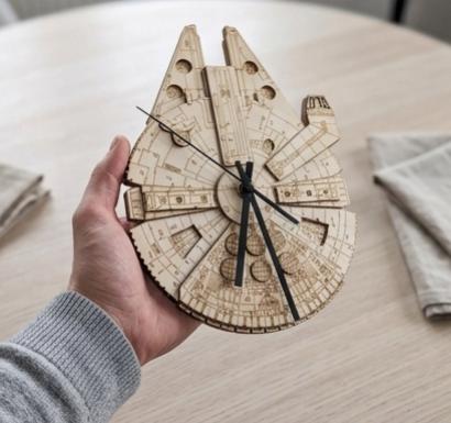 Millennium Falke Wanduhr aus Holz – Das ultimative Galaxie-Gadget
