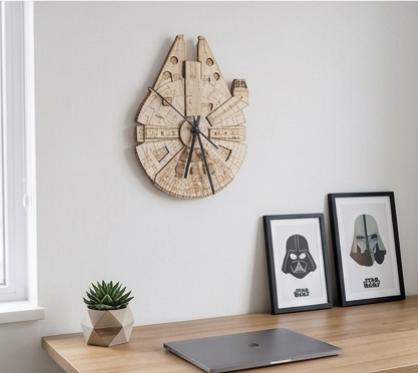 Millennium Falke Wanduhr aus Holz – Das ultimative Galaxie-Gadget