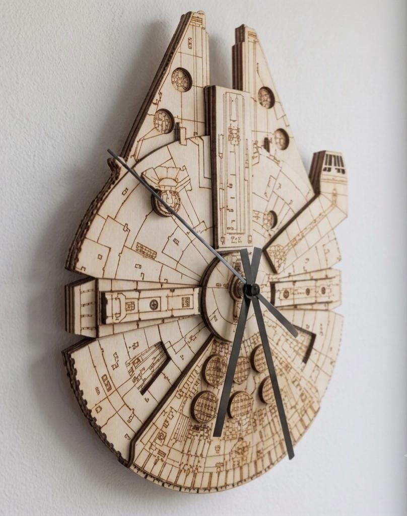 Millennium Falke Wanduhr aus Holz – Das ultimative Galaxie-Gadget
