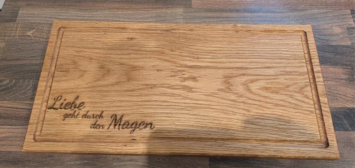 Rustikales Servierbrett aus Eiche – „Liebe geht durch den Magen“ – Handgefertigt (50x25 cm)