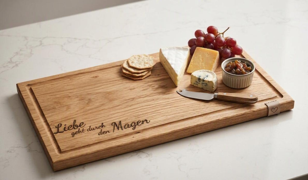 Rustikales Servierbrett aus Eiche – „Liebe geht durch den Magen“ – Handgefertigt (50x25 cm)
