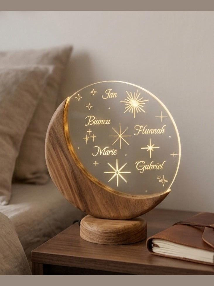 Personalisiertes LED Nachtlicht Mond aus Eichenholz | Gravierte Lampe mit Wunschmotiv | Geschenk zur Geburt, Familie & Geburtstag