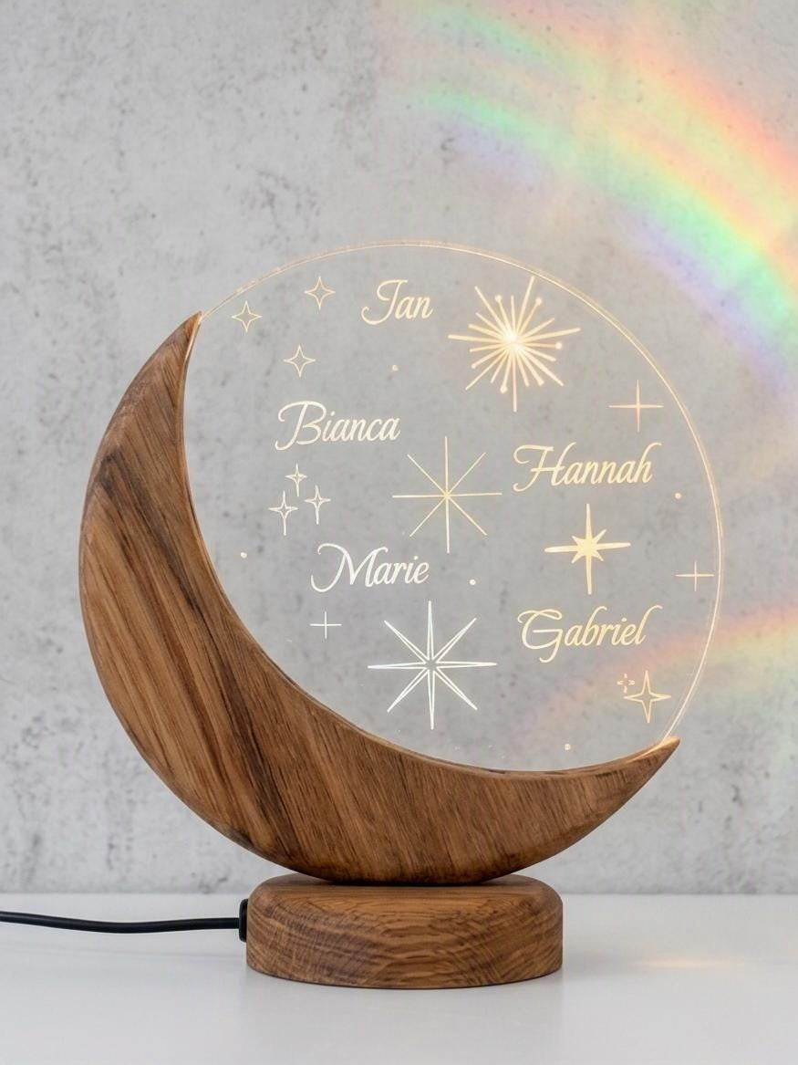 Personalisiertes LED Nachtlicht Mond aus Eichenholz | Gravierte Lampe mit Wunschmotiv | Geschenk zur Geburt, Familie & Geburtstag