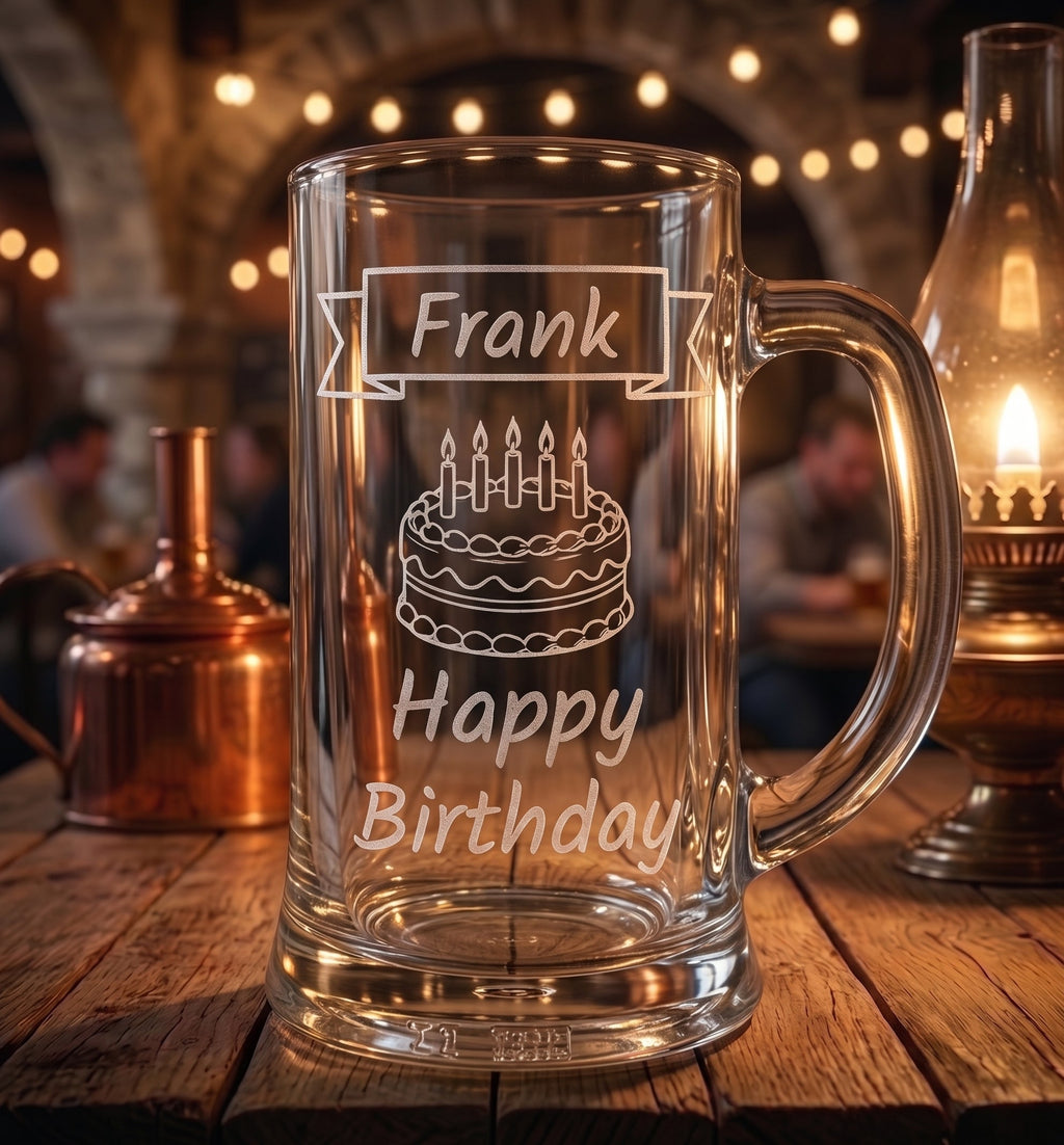 Seime-Kreativschuppen Bierkrug aus Glas mit individueller Happy Birthday Lasergravur und Namen Frank auf Holztisch