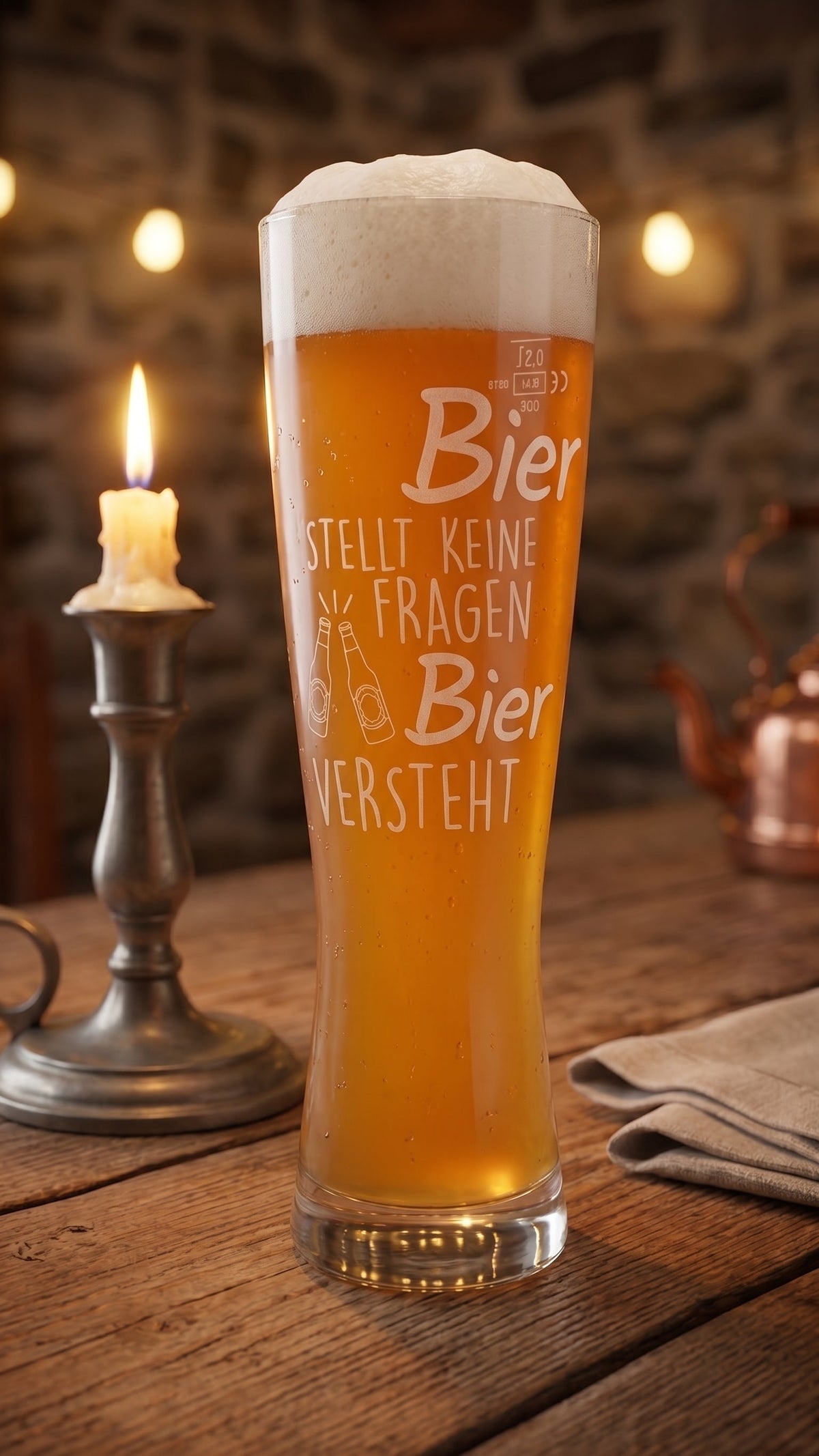 Seime-Kreativschuppen Weizenbierglas mit individueller Lasergravur und Bier-Spruch auf einem rustikalen Holztisch