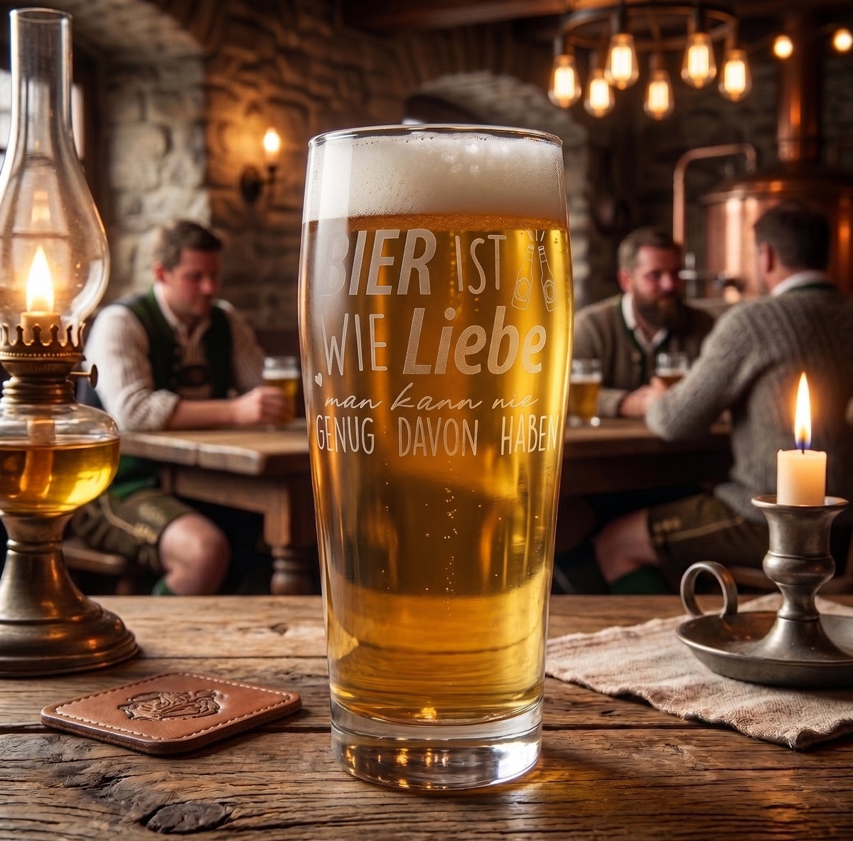 Seime-Kreativschuppen Weizenbierglas mit Lasergravur Bier ist wie Liebe auf einem rustikalen Holztisch in einer Kneipe