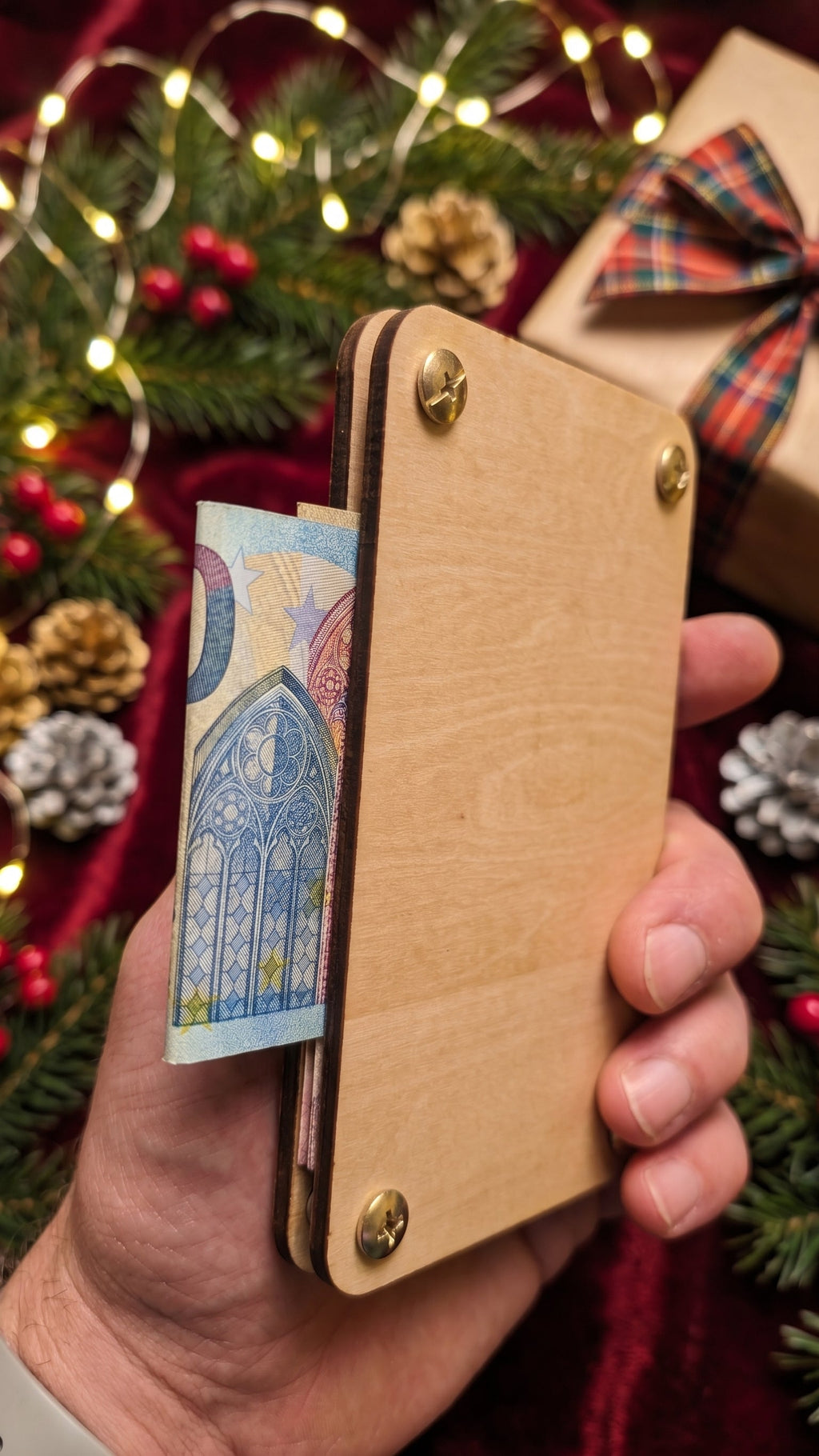 Seime-Kreativschuppen personalisierte Geldgeschenkkarte aus geöltem Lindensperrholz mit Geldschein vor Weihnachtsdeko