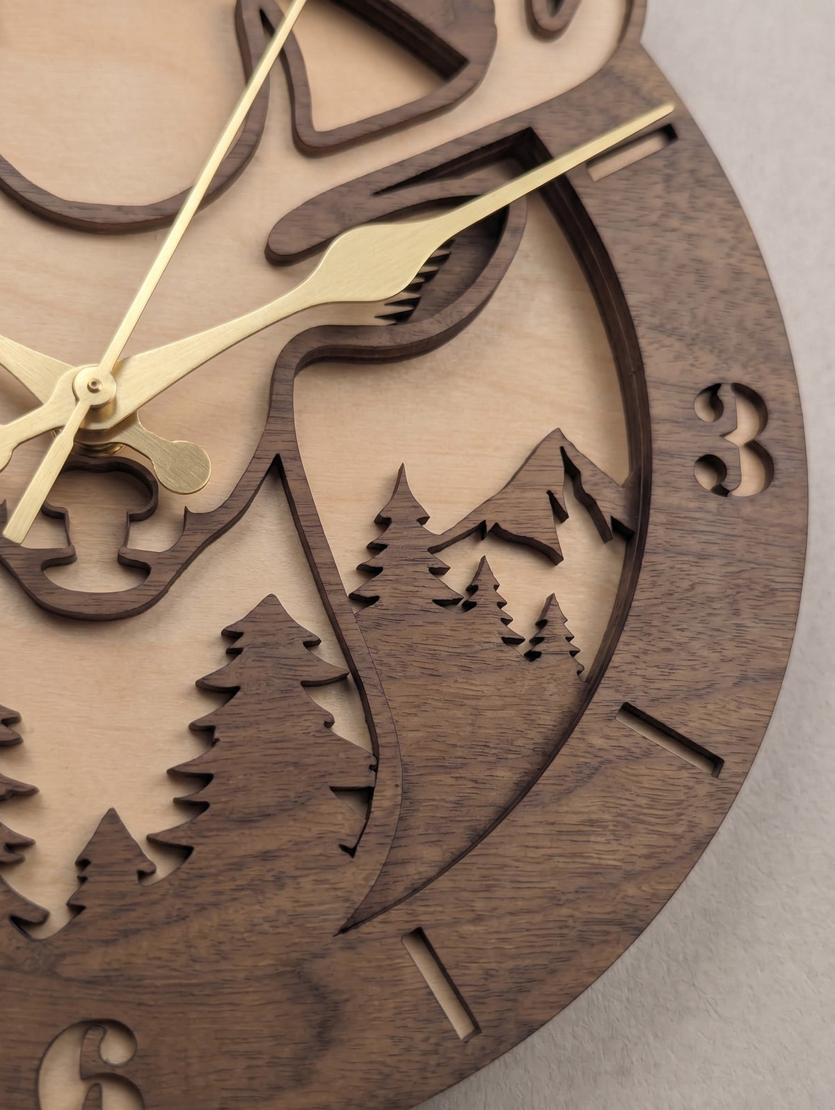 Seime-Kreativschuppen 3D-Wanduhr Waldkönig aus Walnuss- und Lindenholz mit Hirschmotiv und goldenen Zeigern