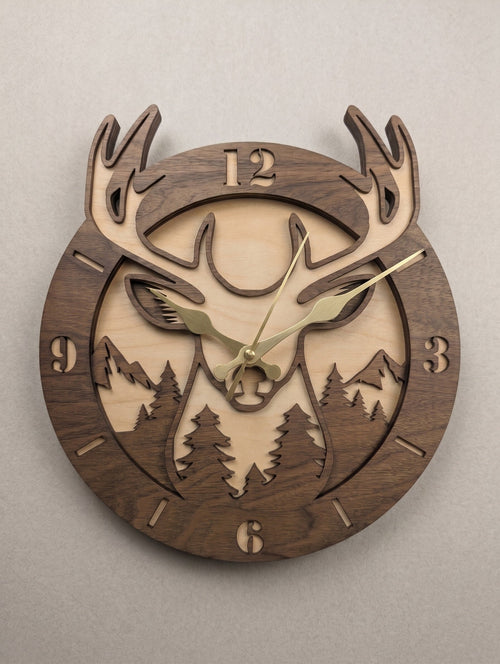 Seime-Kreativschuppen 3D-Wanduhr Waldkönig aus Walnuss und Linde mit Hirschmotiv, Berglandschaft und goldenen Zeigern.