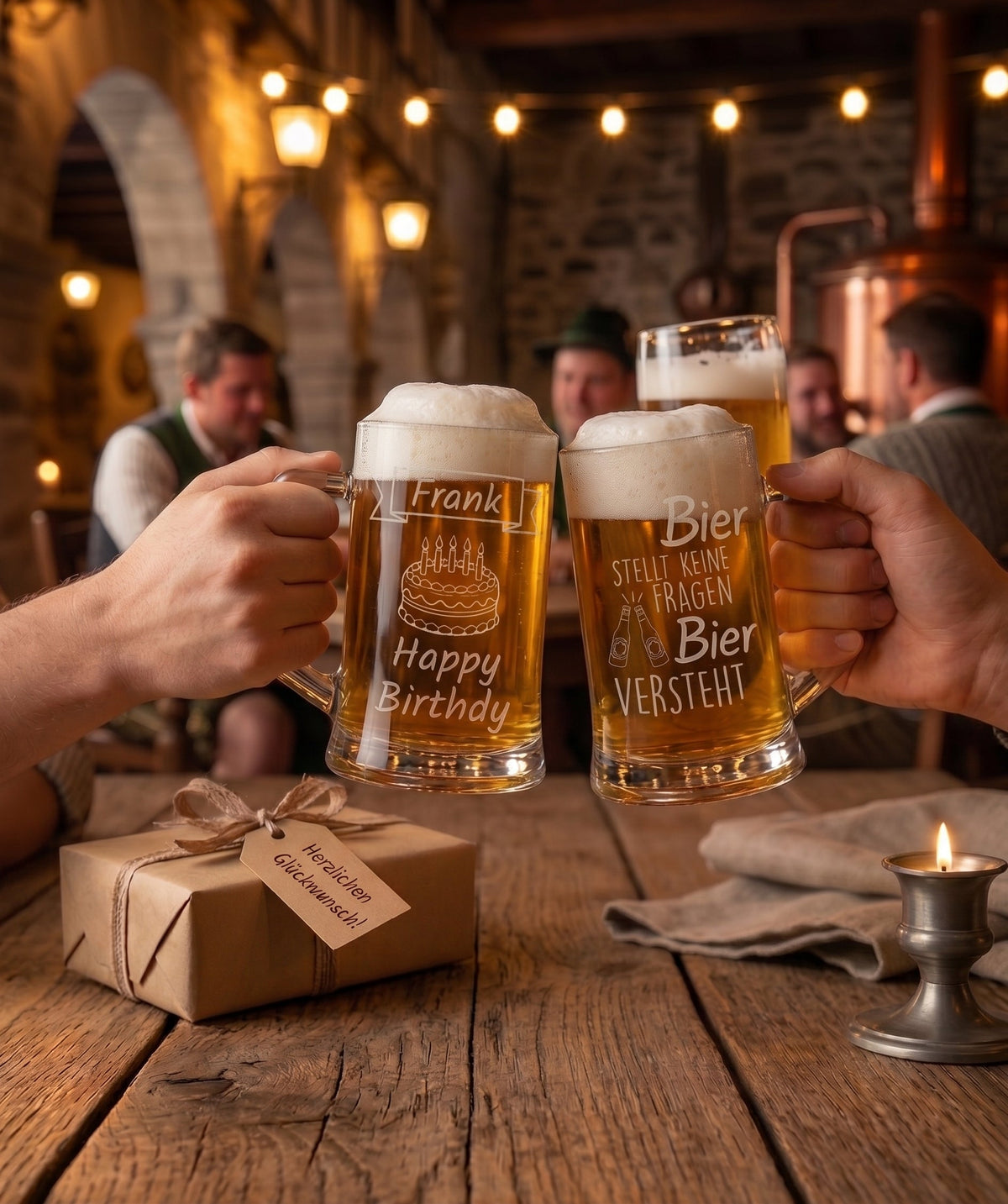 Seime-Kreativschuppen personalisierte Bierkrüge mit Lasergravur beim Anstoßen in einer gemütlichen Brauhaus-Atmosphäre.