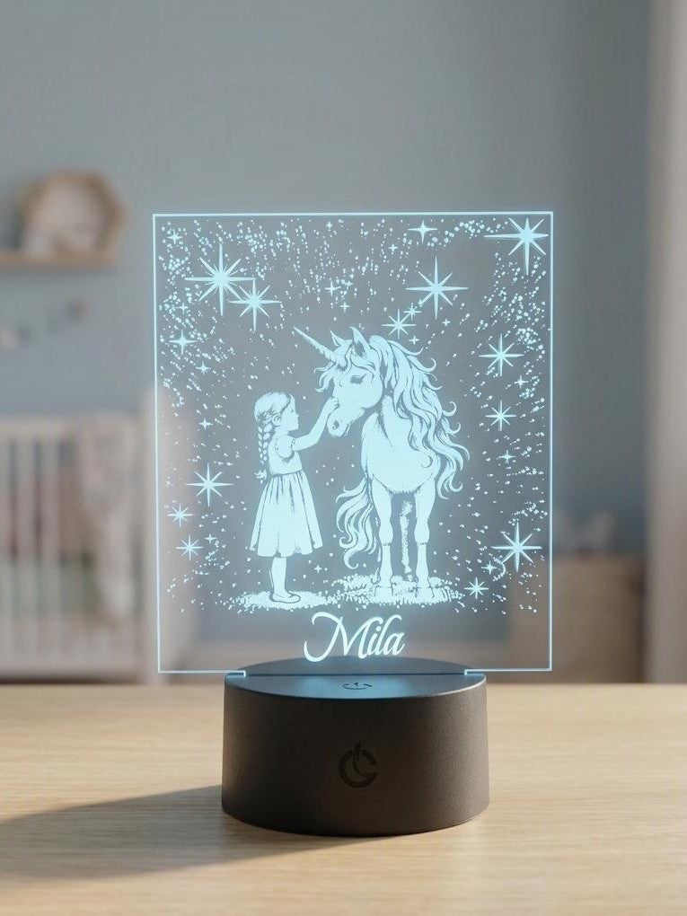 Seime-Kreativschuppen personalisierte LED-Lampe mit Einhorn-Motiv und Wunschnamen Mila auf einem schwarzen Sockel.