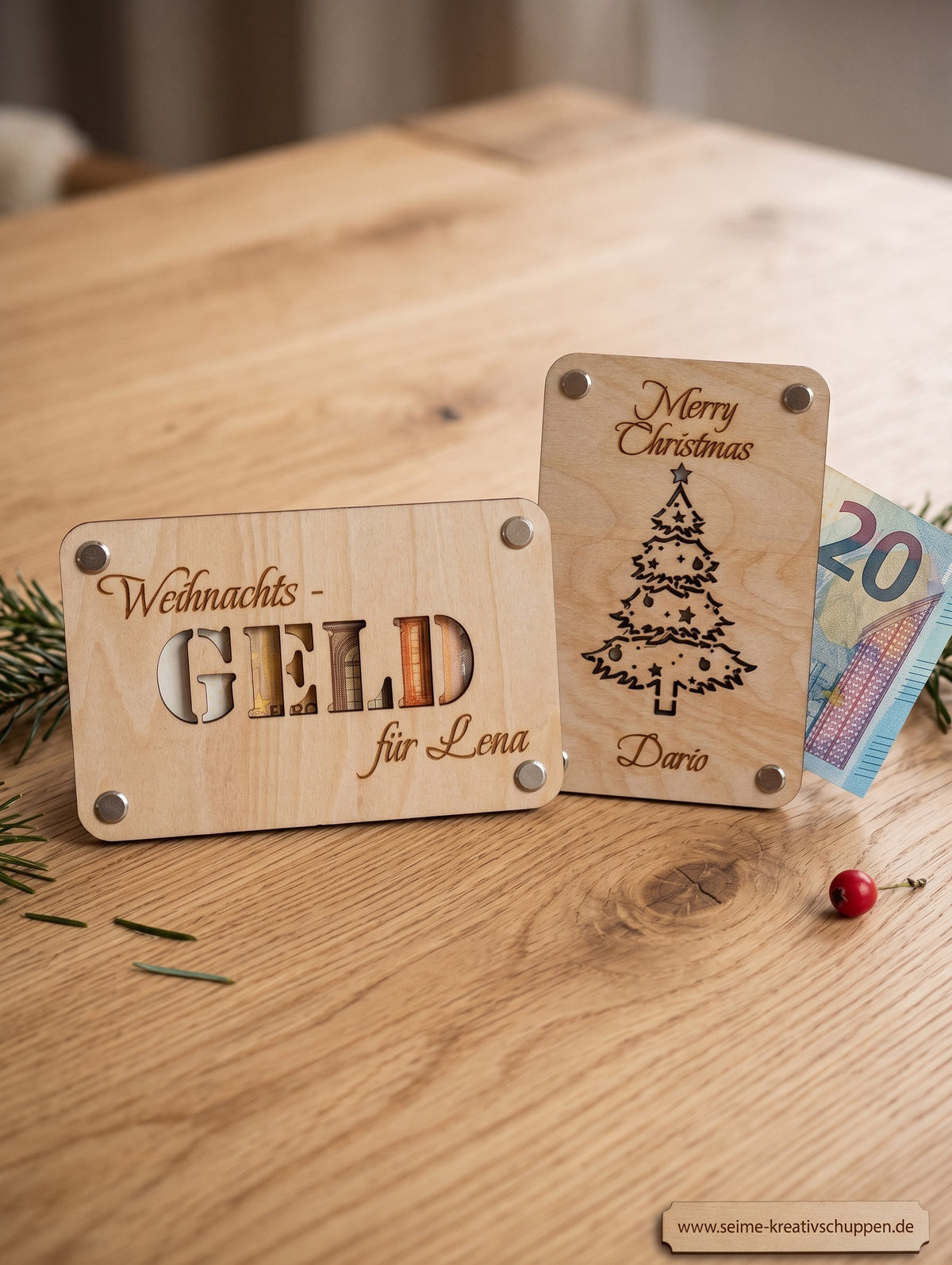 Seime-Kreativschuppen personalisierte Weihnachts-Geldgeschenkkarten aus geöltem Lindensperrholz mit Gravur auf Holztisch