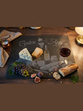Seime-Kreativschuppen Schieferplatte mit Guten Appetit Gravur, serviert mit Käse, Wein und Baguette auf Holztisch