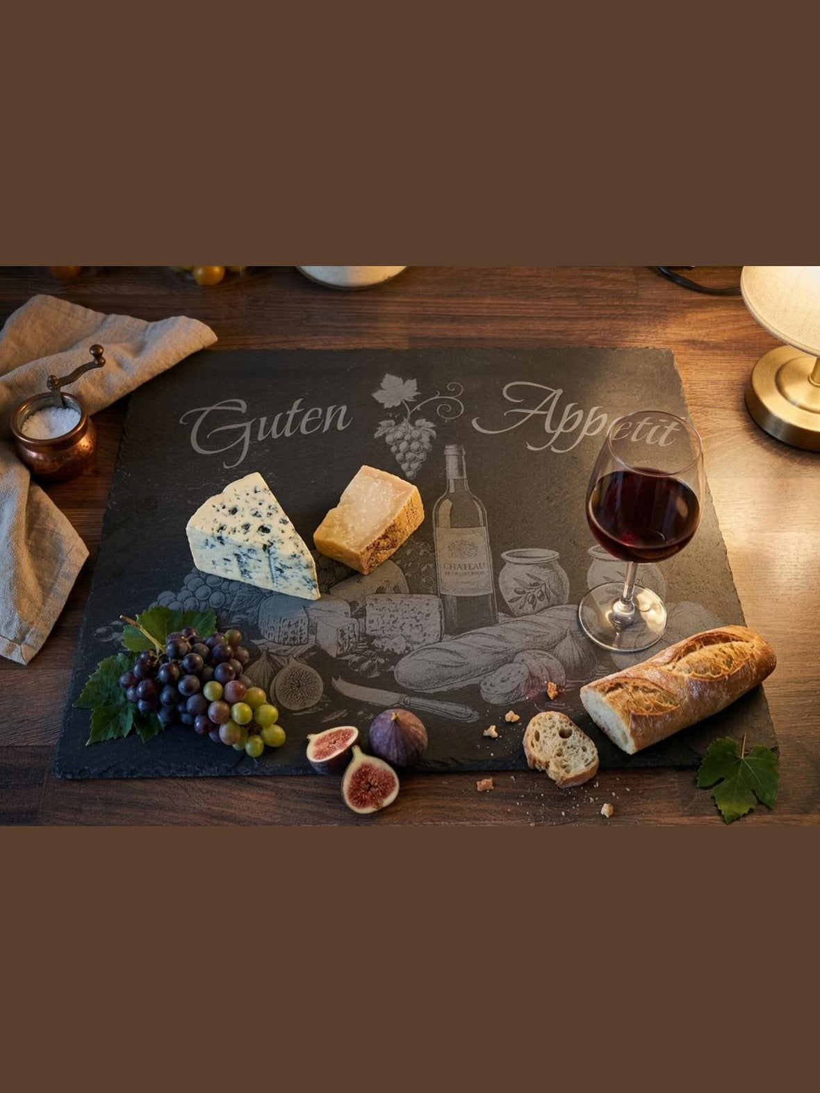 Seime-Kreativschuppen Schieferplatte mit Guten Appetit Gravur, serviert mit Käse, Wein und Baguette auf Holztisch