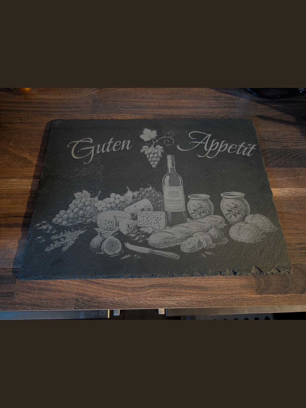 Seime-Kreativschuppen Servierplatte aus Naturschiefer mit Guten Appetit Gravur, Weinflasche und Käse Motiv