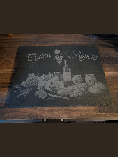 Seime-Kreativschuppen Servierplatte aus Naturschiefer mit Guten Appetit Gravur, Weinflasche und Käse Motiv